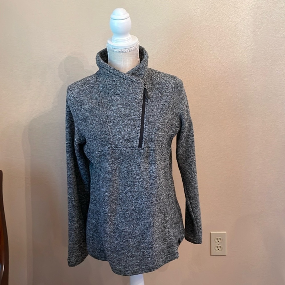 Life Integrity Earth Women’s Black and White Long Sleeve Fleece, size medium